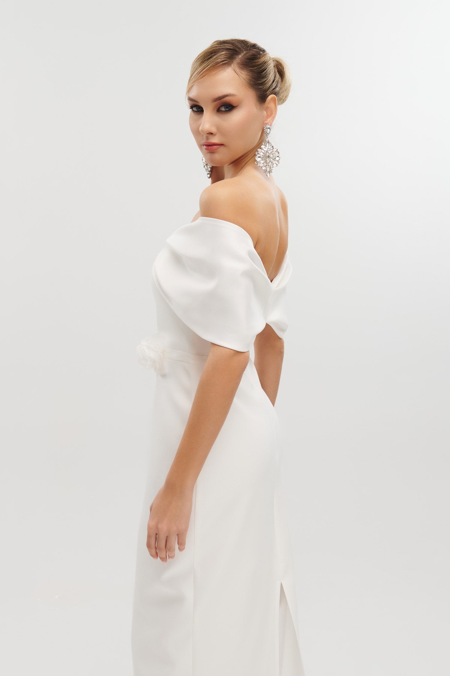 Φόρεμα Κρεπ Midi Off Shoulder Με Μπουτονιέρα Λευκό - Thalie
