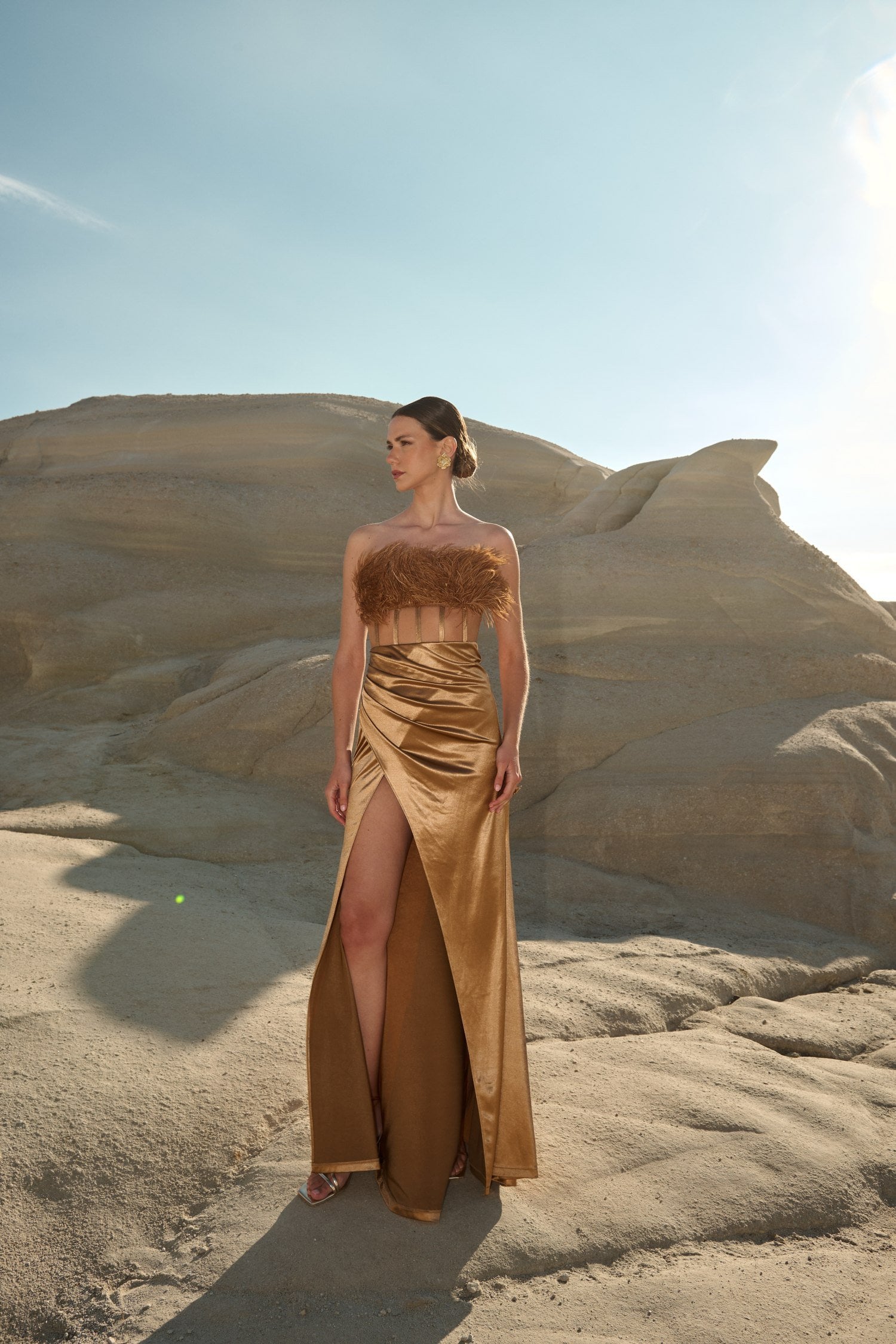 Φόρεμα Maxi Σατέν Strapless Με Πούπουλα Μπρονζέ - Cassandra