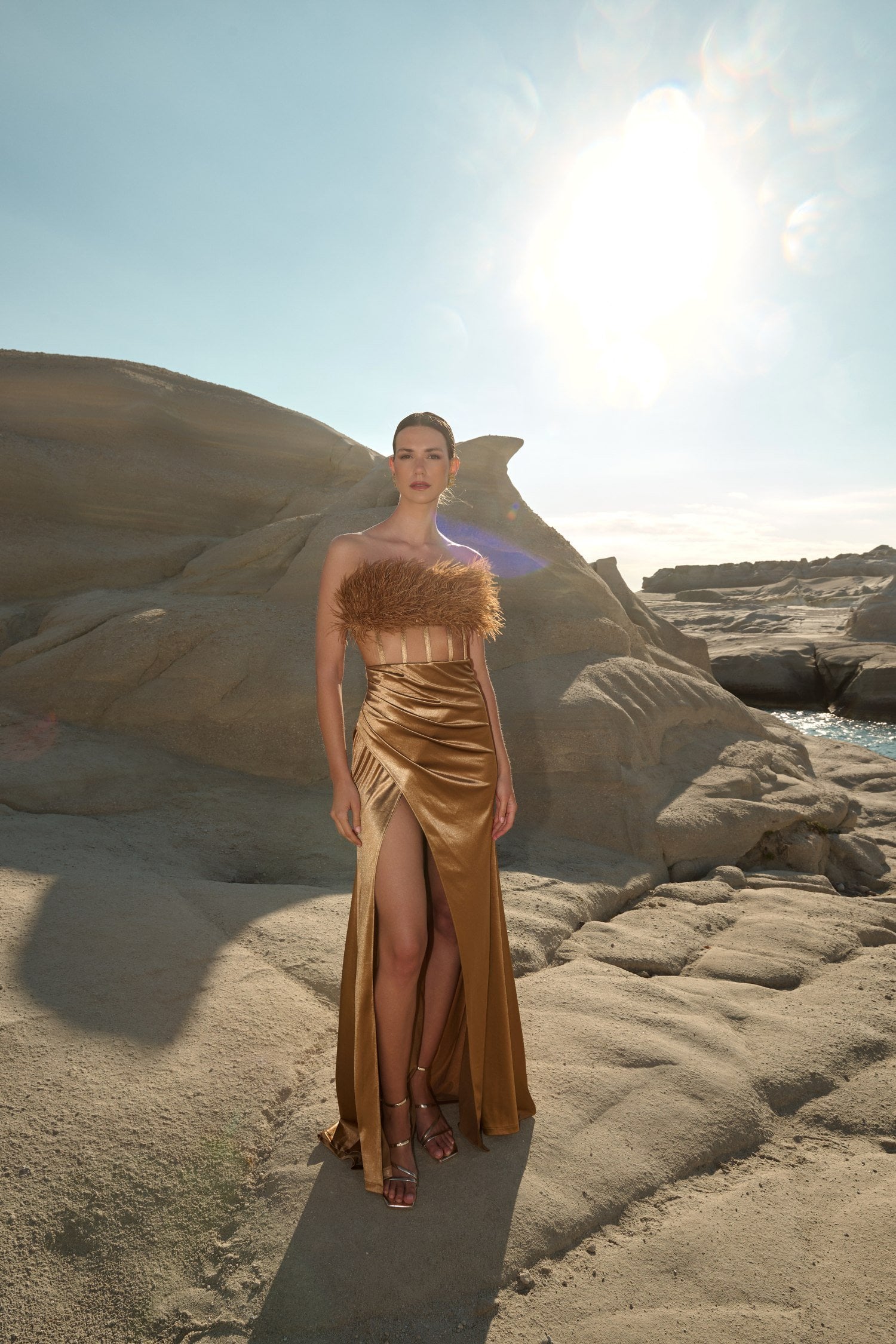 Φόρεμα Maxi Σατέν Strapless Με Πούπουλα Μπρονζέ - Cassandra