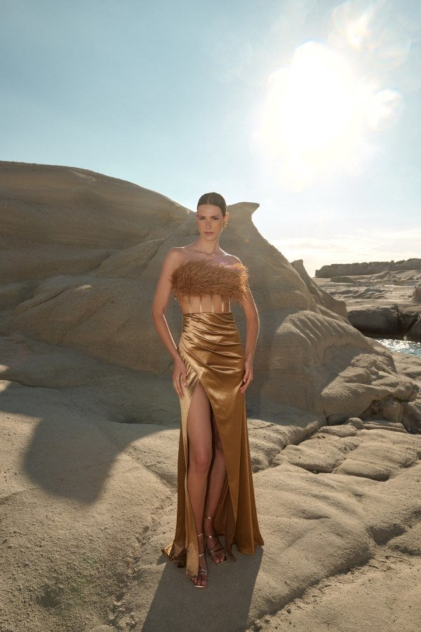 Φόρεμα Maxi Σατέν Strapless Με Πούπουλα Μπρονζέ - Cassandra