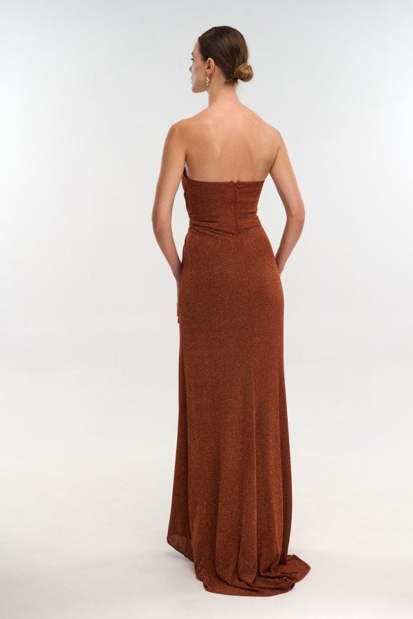 Πίσω όψη σε όλο το μήκος του strapless εκάι φορέματος με ουρά.