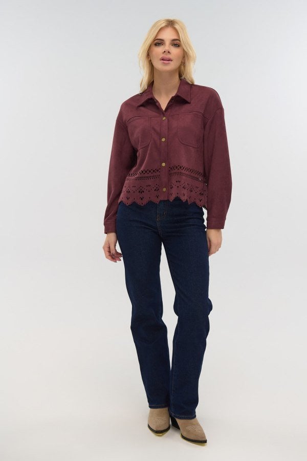 Navy blue τζιν παντελόνι straight leg σε ολόσωμο look, συνδυασμένο με μπορντώ σακάκι, μπροστινή όψη.