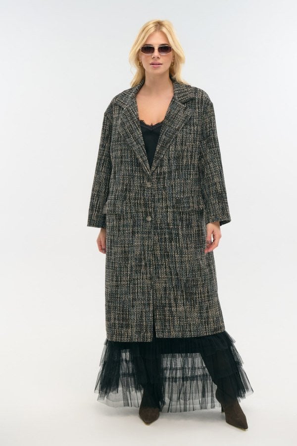 Μακρύ τουίντ παλτό καφέ oversized με πέτο και κουμπιά, ολόσωμη μπροστινή όψη.