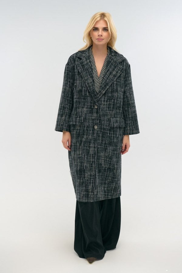 Μαύρο τουίντ μακρύ παλτό oversized, μπροστινή όψη κουμπωμένο με ασημί κουμπιά