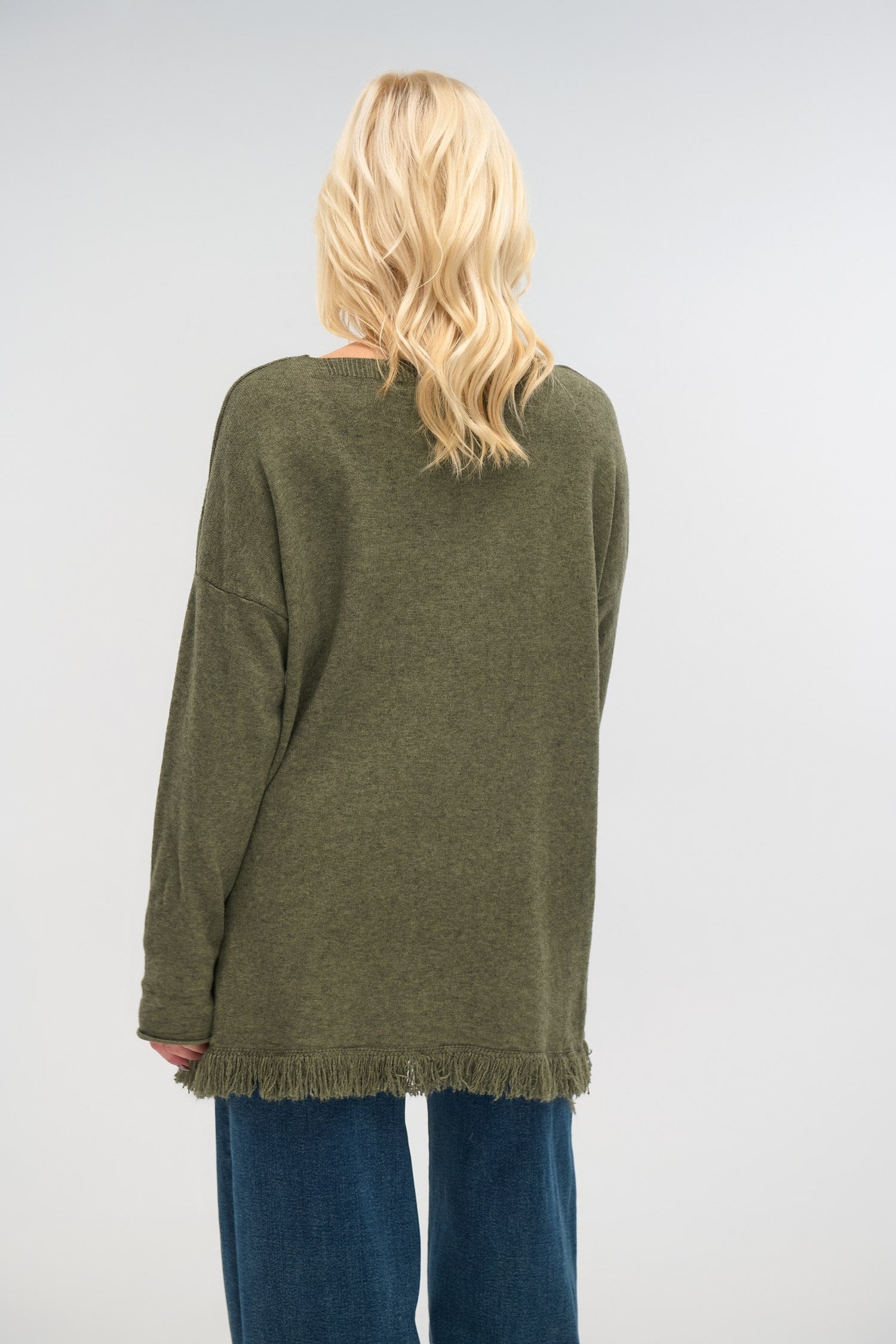 Πίσω όψη λαδί oversized πλεκτής μπλούζας με κρόσια στο τελείωμα