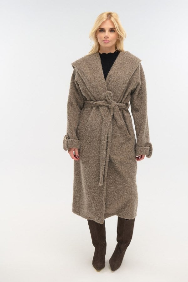 Μακρύ μπουκλέ παλτό πούρο oversized με κουκούλα και ζώνη, ολόσωμη μπροστινή όψη