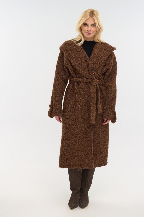 Μακρύ μπουκλέ παλτό σοκολά oversized με κουκούλα και ζώνη, ολόσωμη μπροστινή όψη.