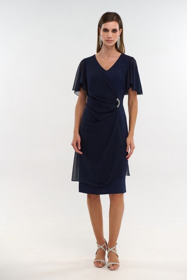 Ολόσωμη μπροστινή όψη navy blue midi φορέματος lurex με βολάν μανίκια μουσελίνας, plus size.