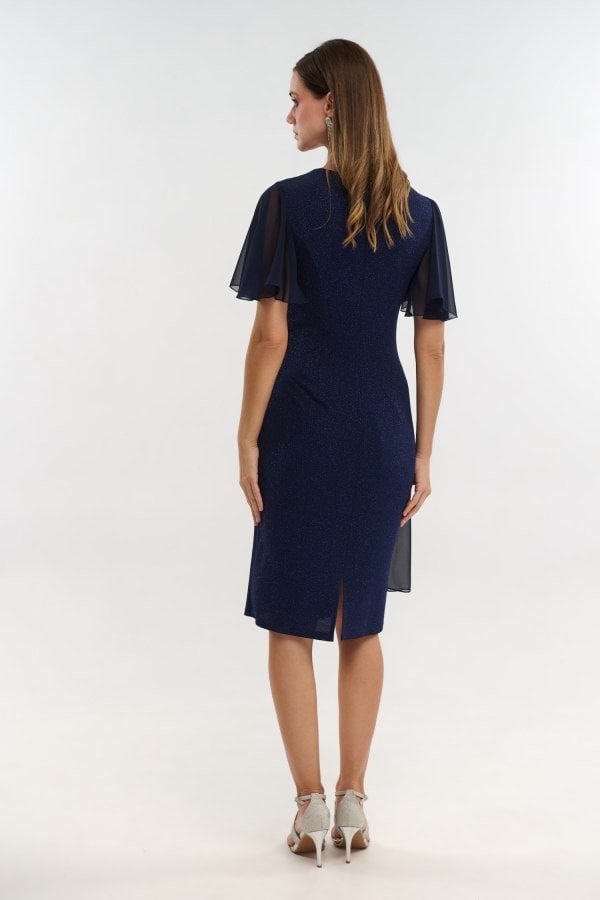 Πίσω όψη navy blue midi lurex φορέματος με άνοιγμα στο κάτω μέρος, plus size βραδινό φόρεμα.