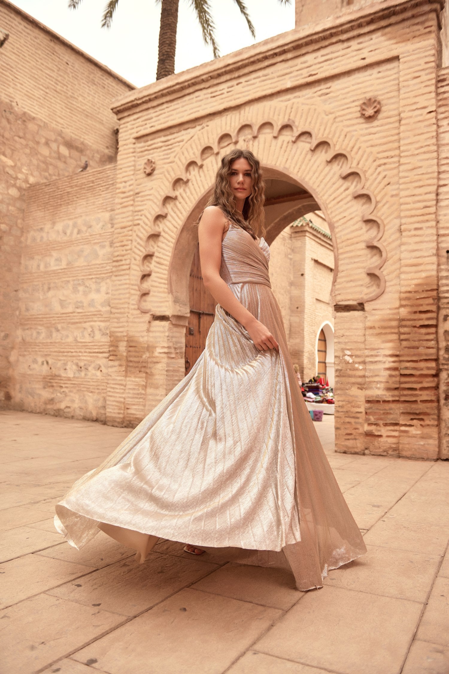 Φόρεμα Strapless Μακρύ Πλισέ Με Μεταλλιζέ Ύφανση Gold - Beauty - Image 3