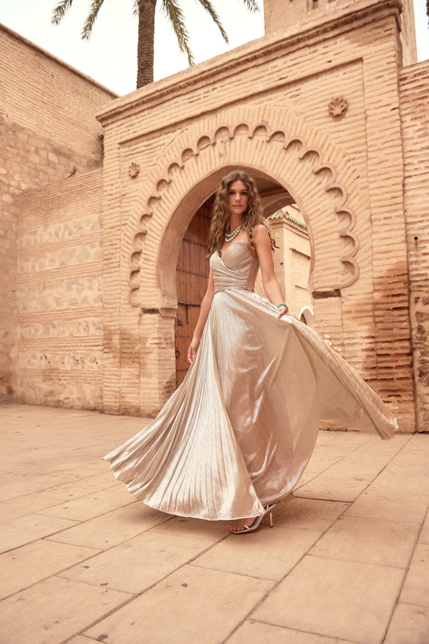 Φόρεμα Strapless Μακρύ Πλισέ Με Μεταλλιζέ Ύφανση Gold - Beauty - Image 10