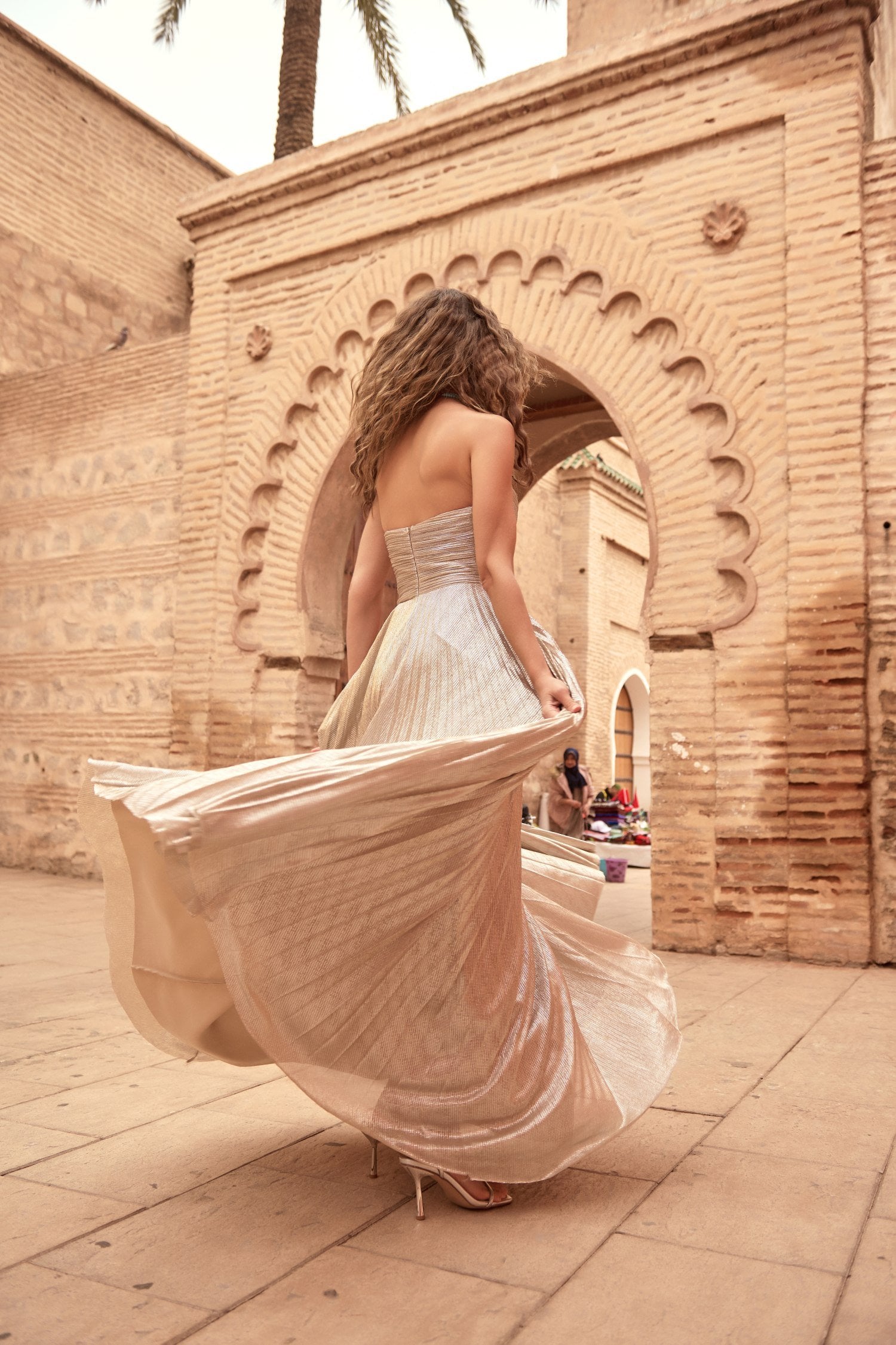 Φόρεμα Strapless Μακρύ Πλισέ Με Μεταλλιζέ Ύφανση Gold - Beauty - Image 11