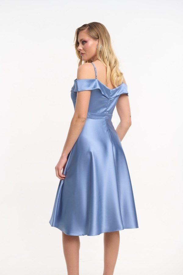 Πίσω όψη indigo φορέματος με off shoulder μανίκια και φερμουάρ στην πλάτη