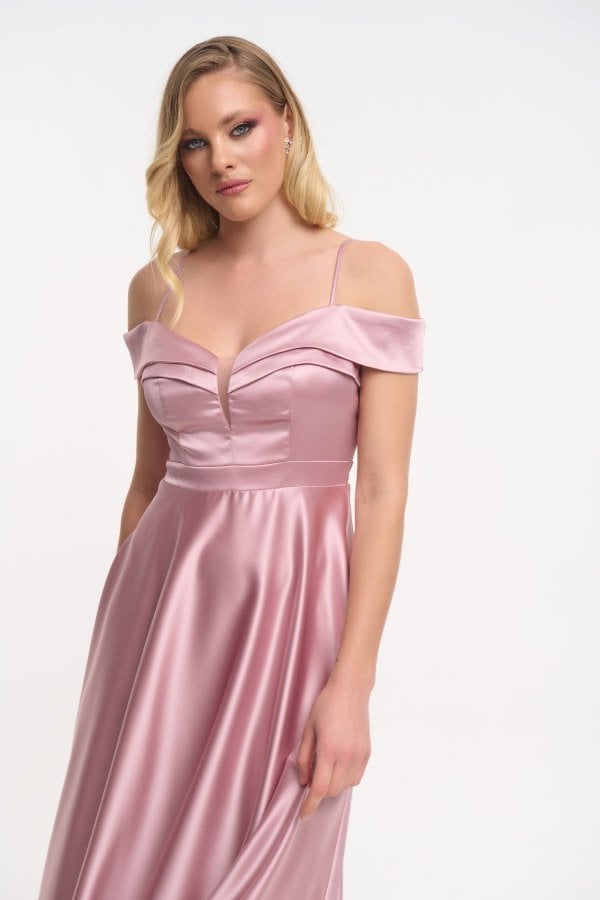 Κοντινή λήψη στην off shoulder λαιμόκοψη του old pink φορέματος