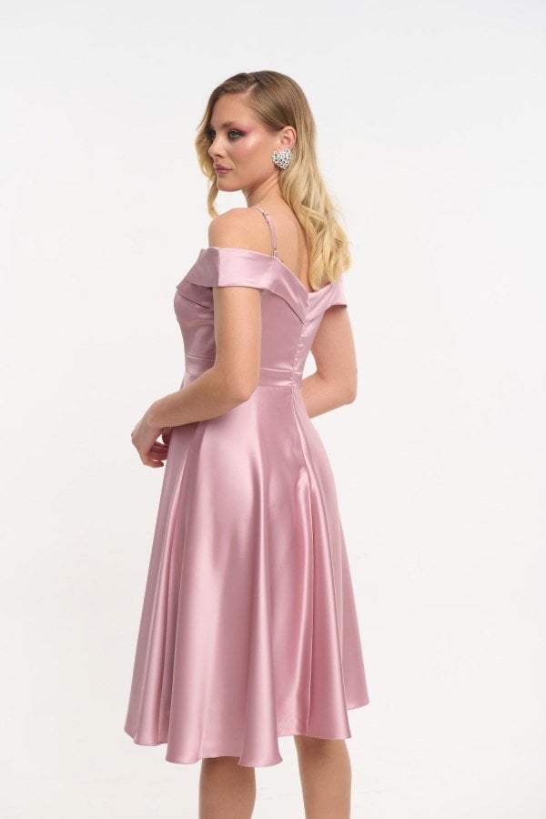 Πίσω πλάγια όψη από old pink σατέν φόρεμα με κλος φούστα