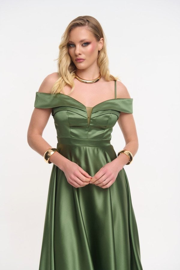Κοντινή λήψη στην off shoulder λαιμόκοψη του olive σατέν φορέματος