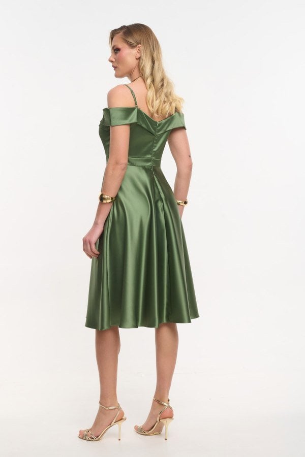 Πίσω όψη σε όλο το μήκος από olive cocktail midi φόρεμα