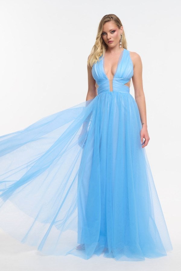 Light blue φόρεμα από τούλι με τη φούστα σε κίνηση και βαθύ V ντεκολτέ — κομψό βραδινό φόρεμα.