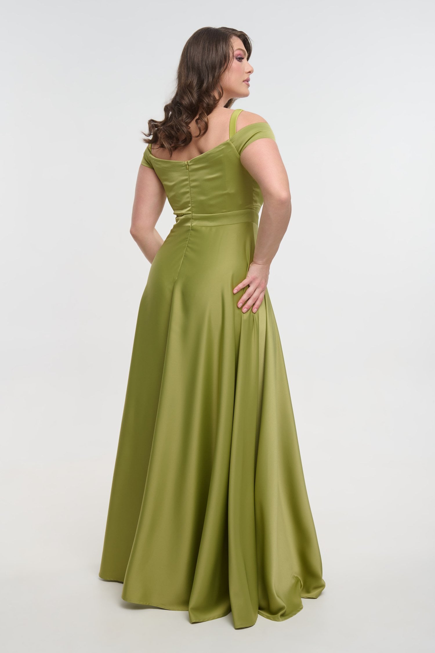 Αρχοντικό Φόρεμα Maxi Σατέν Off Shoulder Σε Άλφα Γραμμή Olive - Mitzi - Image 6