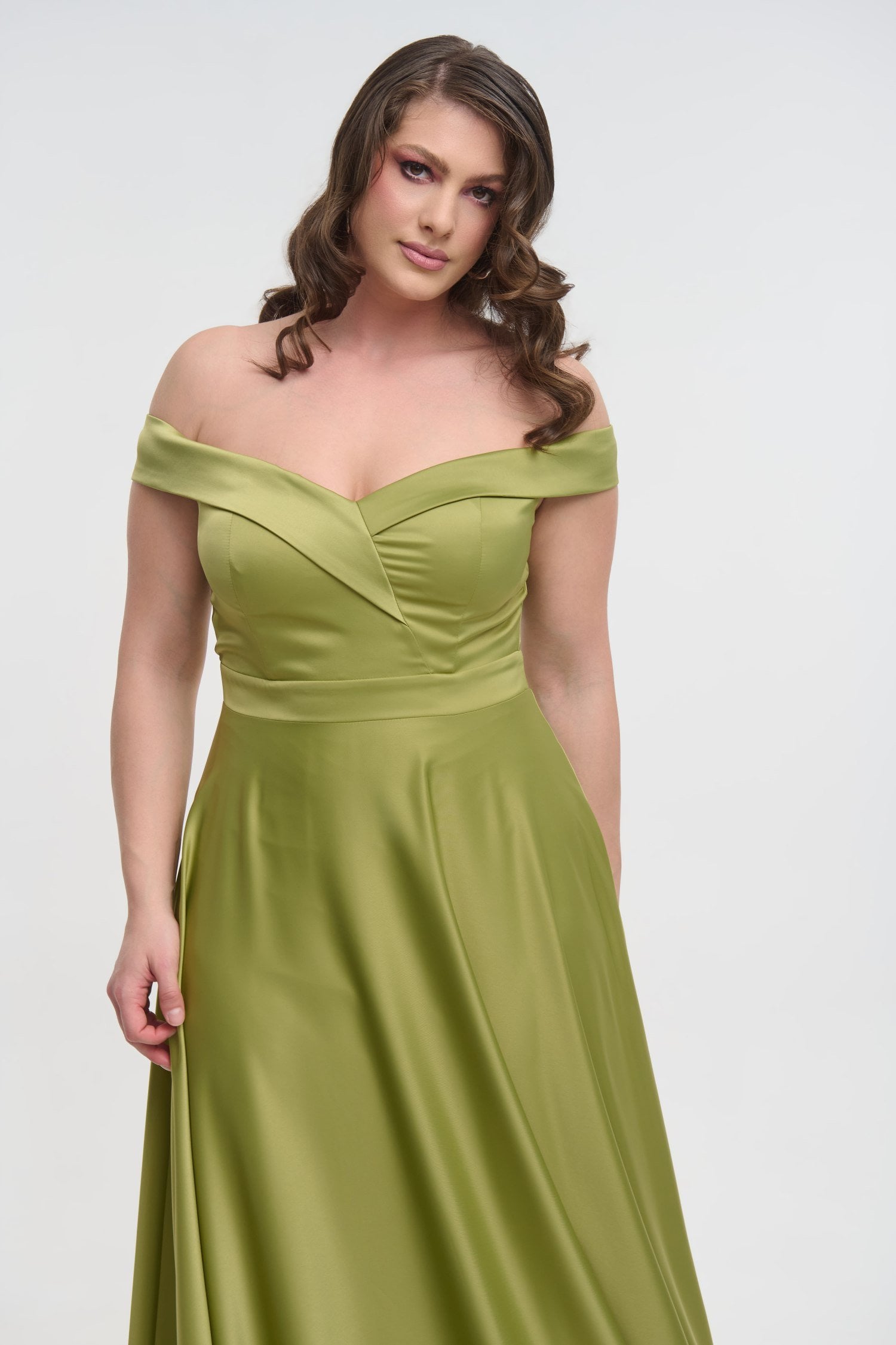 Αρχοντικό Φόρεμα Maxi Σατέν Off Shoulder Σε Άλφα Γραμμή Olive - Mitzi - Image 5